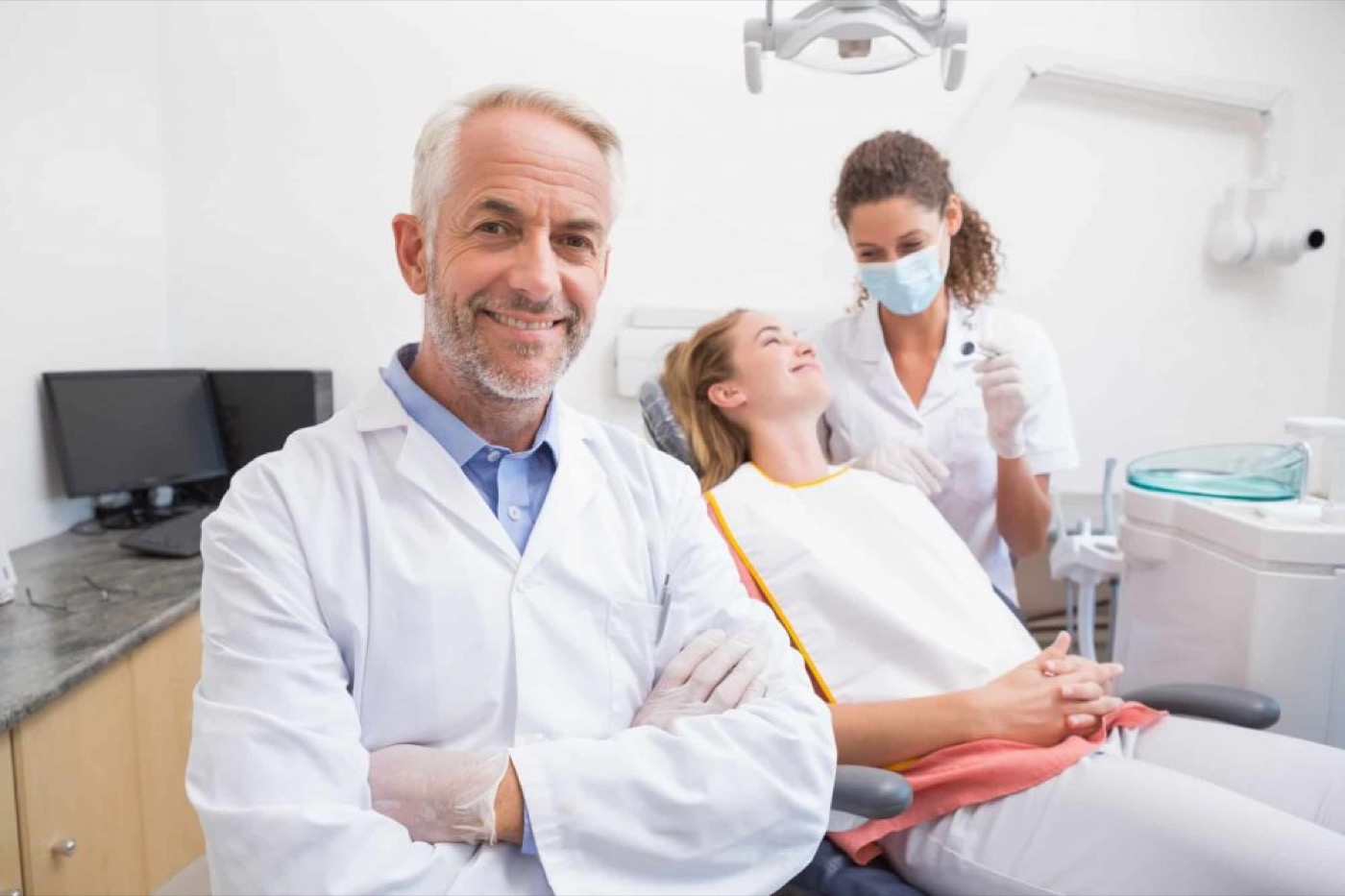 Dentiste partenaire au cabinet, avec sa patiente